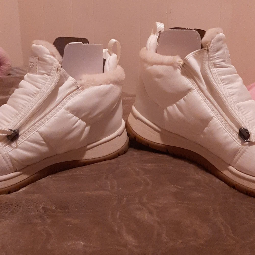 UGG *NEW* front zip winter boots - Picture 7 of 9